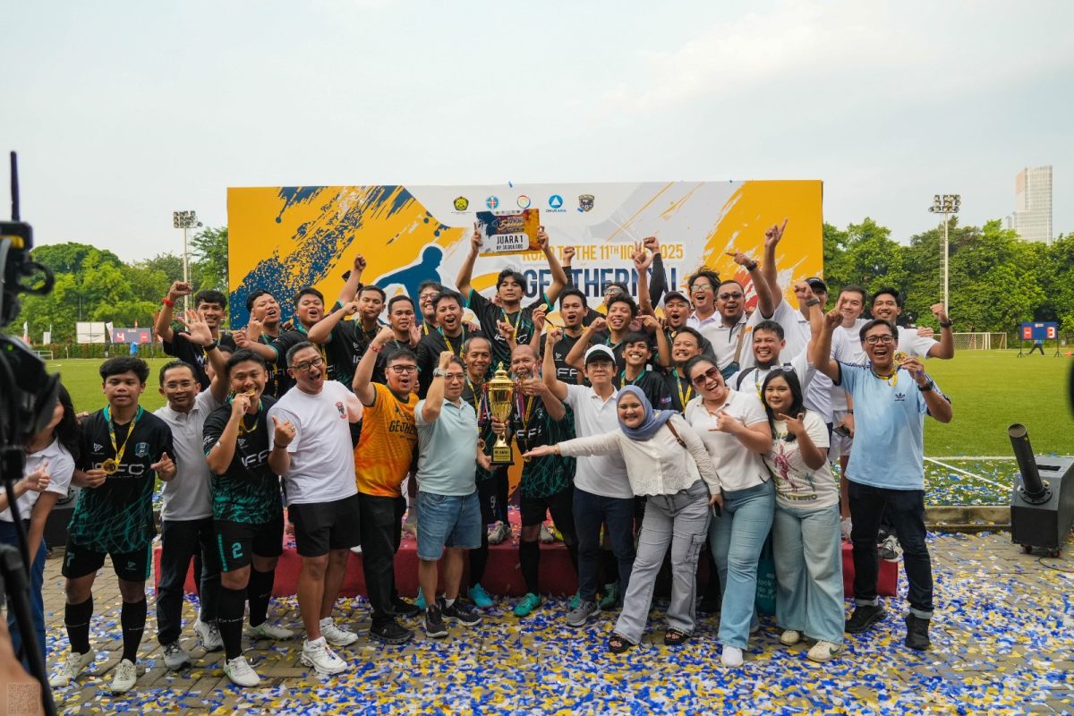 Ketua Asosiasi Panas Bumi memberikan trophy perdana kepada IKPT, sang juara GSC 2025. Foto : GSC