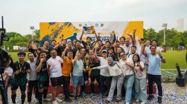 Ketua Asosiasi Panas Bumi memberikan trophy perdana kepada IKPT, sang juara GSC 2025. Foto : GSC