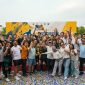 Ketua Asosiasi Panas Bumi memberikan trophy perdana kepada IKPT, sang juara GSC 2025. Foto : GSC