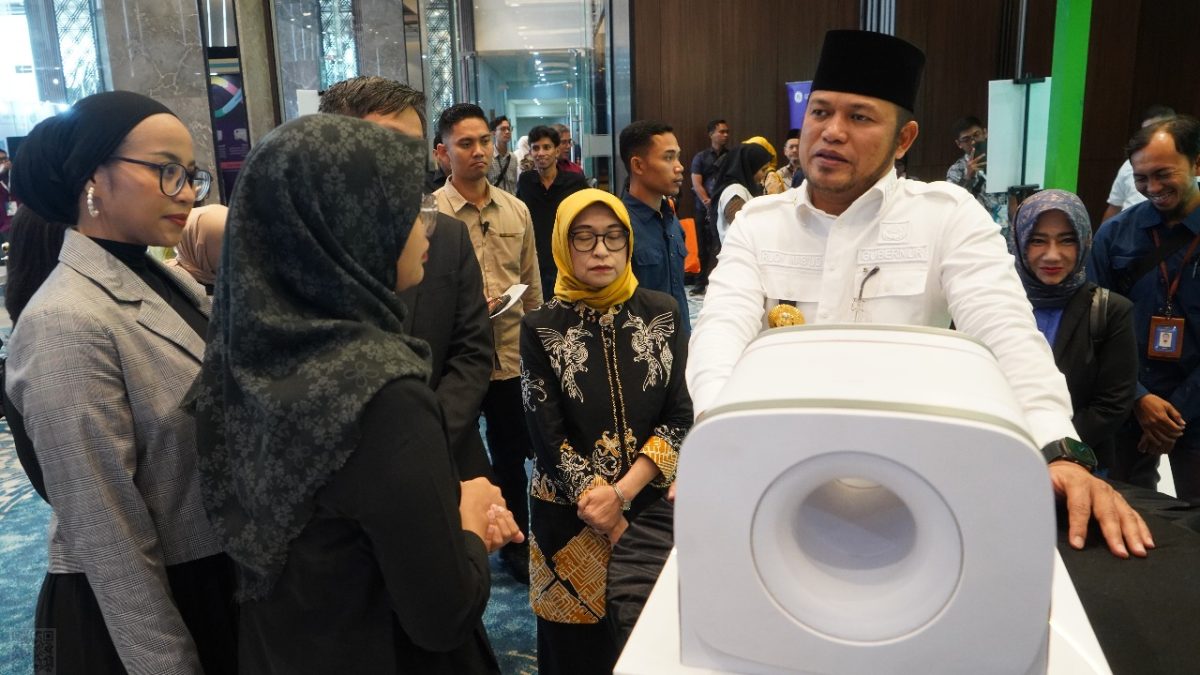Gubernur Kalimantan Timur, H. Rudi Mas’ud meninjau booth teknologi kedokteran nuklir pada ajang PIT XXVII PKN-TMI di Samarinda, 5 September 2025. Foto : ist