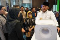 Gubernur Kalimantan Timur, H. Rudi Mas’ud meninjau booth teknologi kedokteran nuklir pada ajang PIT XXVII PKN-TMI di Samarinda, 5 September 2025. Foto : ist