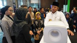 Gubernur Kalimantan Timur, H. Rudi Mas’ud meninjau booth teknologi kedokteran nuklir pada ajang PIT XXVII PKN-TMI di Samarinda, 5 September 2025. Foto : ist