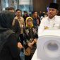 Gubernur Kalimantan Timur, H. Rudi Mas’ud meninjau booth teknologi kedokteran nuklir pada ajang PIT XXVII PKN-TMI di Samarinda, 5 September 2025. Foto : ist