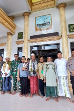 Kapolsek Kresek Laksanakan Sholat Jumat Keliling