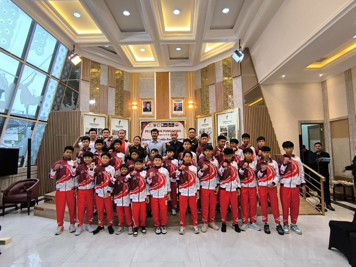 Pesepakbola muda berusia 14 tahun, Bintang Sinaga Air, sangat bangga saat berada di ruangan Media Center Kemenpora, Senin (15/6). Foto : ist