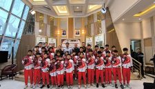 Pesepakbola muda berusia 14 tahun, Bintang Sinaga Air, sangat bangga saat berada di ruangan Media Center Kemenpora, Senin (15/6). Foto : ist
