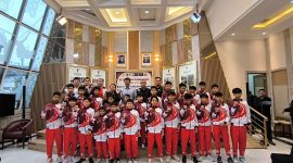 Pesepakbola muda berusia 14 tahun, Bintang Sinaga Air, sangat bangga saat berada di ruangan Media Center Kemenpora, Senin (15/6). Foto : ist