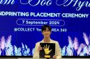 Aktor Korea Selatan Kim Soo-hyun (kiri) saat hadir di Upacara peletakkan tanda cetak tangannya yang akan dipajang di Collect Town Korea 360, Jakarta Selatan, Sabtu (7/9/2024). ANTARA/Vinny Shoffa Salma.
