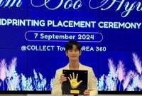 Aktor Korea Selatan Kim Soo-hyun (kiri) saat hadir di Upacara peletakkan tanda cetak tangannya yang akan dipajang di Collect Town Korea 360, Jakarta Selatan, Sabtu (7/9/2024). ANTARA/Vinny Shoffa Salma.
