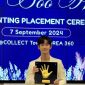 Aktor Korea Selatan Kim Soo-hyun (kiri) saat hadir di Upacara peletakkan tanda cetak tangannya yang akan dipajang di Collect Town Korea 360, Jakarta Selatan, Sabtu (7/9/2024). ANTARA/Vinny Shoffa Salma.
