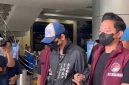 Artis Revaldo Fifaldi digiring penyidik kepolisian untuk menjalani pemeriksaan kesehatan di Polres Metro Jakarta Barat usai terjerat kasus penyalahgunaan narkoba, Rabu (26/8/2026). ANTARA/Risky Syukur/am.