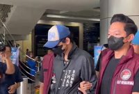 Artis Revaldo Fifaldi digiring penyidik kepolisian untuk menjalani pemeriksaan kesehatan di Polres Metro Jakarta Barat usai terjerat kasus penyalahgunaan narkoba, Rabu (26/8/2026). ANTARA/Risky Syukur/am.