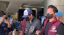 Artis Revaldo Fifaldi digiring penyidik kepolisian untuk menjalani pemeriksaan kesehatan di Polres Metro Jakarta Barat usai terjerat kasus penyalahgunaan narkoba, Rabu (26/8/2026). ANTARA/Risky Syukur/am.