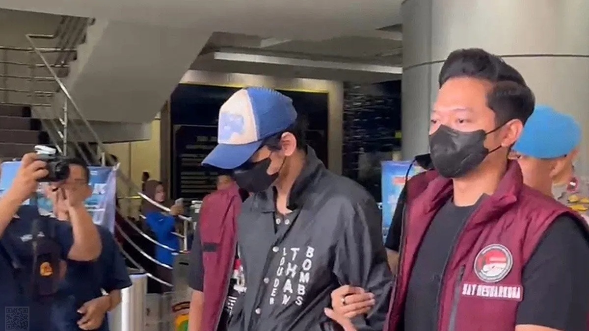 Artis Revaldo Fifaldi digiring penyidik kepolisian untuk menjalani pemeriksaan kesehatan di Polres Metro Jakarta Barat usai terjerat kasus penyalahgunaan narkoba, Rabu (26/8/2026). ANTARA/Risky Syukur/am.