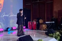 Guruh Soekarno Putra menyampaikan sambutan di acara Pagelaran Wastra Karya Guruh Soekarno Putra dalam menjelang 100 tahun Kongres Wanita Indonesia (Kowani), di Jakarta, Jumat (10/10/2025). (ANTARA/Farika Khotimah)
