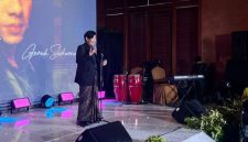 Guruh Soekarno Putra menyampaikan sambutan di acara Pagelaran Wastra Karya Guruh Soekarno Putra dalam menjelang 100 tahun Kongres Wanita Indonesia (Kowani), di Jakarta, Jumat (10/10/2025). (ANTARA/Farika Khotimah)
