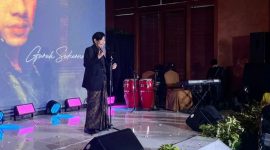 Guruh Soekarno Putra menyampaikan sambutan di acara Pagelaran Wastra Karya Guruh Soekarno Putra dalam menjelang 100 tahun Kongres Wanita Indonesia (Kowani), di Jakarta, Jumat (10/10/2025). (ANTARA/Farika Khotimah)
