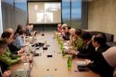 Menteri Komunikasi dan Digital Meutya Hafid bersama perwakilan Kementerian Komdigi berdiskusi dengan CEO Roblox David Baszucki dan timnya di Silicon Valley, Amerika Serikat, Selasa (22/9/2026) waktu setempat. (Foto: HO-Kementerian Komunikasi dan Digital/pri)
