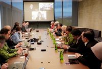 Menteri Komunikasi dan Digital Meutya Hafid bersama perwakilan Kementerian Komdigi berdiskusi dengan CEO Roblox David Baszucki dan timnya di Silicon Valley, Amerika Serikat, Selasa (22/9/2026) waktu setempat. (Foto: HO-Kementerian Komunikasi dan Digital/pri)