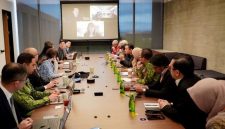 Menteri Komunikasi dan Digital Meutya Hafid bersama perwakilan Kementerian Komdigi berdiskusi dengan CEO Roblox David Baszucki dan timnya di Silicon Valley, Amerika Serikat, Selasa (22/9/2026) waktu setempat. (Foto: HO-Kementerian Komunikasi dan Digital/pri)