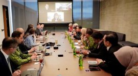 Menteri Komunikasi dan Digital Meutya Hafid bersama perwakilan Kementerian Komdigi berdiskusi dengan CEO Roblox David Baszucki dan timnya di Silicon Valley, Amerika Serikat, Selasa (22/9/2026) waktu setempat. (Foto: HO-Kementerian Komunikasi dan Digital/pri)
