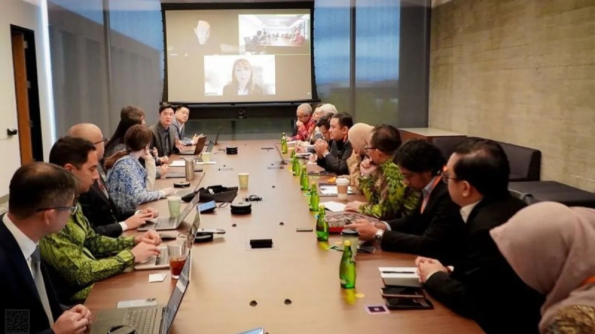 Menteri Komunikasi dan Digital Meutya Hafid bersama perwakilan Kementerian Komdigi berdiskusi dengan CEO Roblox David Baszucki dan timnya di Silicon Valley, Amerika Serikat, Selasa (22/9/2026) waktu setempat. (Foto: HO-Kementerian Komunikasi dan Digital/pri)