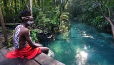 Objek wisata Kali Biru di Teluk Mayalibit, Waigeo Utara, Kabupaten Raja Ampat, Provinsi Papua Barat Daya, Minggu (19/10/2025). (ANTARA FOTO/Olha Mulalinda/wpa)
