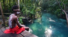 Objek wisata Kali Biru di Teluk Mayalibit, Waigeo Utara, Kabupaten Raja Ampat, Provinsi Papua Barat Daya, Minggu (19/10/2025). (ANTARA FOTO/Olha Mulalinda/wpa)
