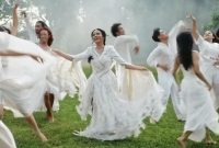 Penyanyi Yura Yunita turut mengikuti koreografi video musiknya yang dikonsep seperti gerak teatrikal oleh koreografer Siko Setyanto dalam lagu 
