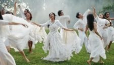 Penyanyi Yura Yunita turut mengikuti koreografi video musiknya yang dikonsep seperti gerak teatrikal oleh koreografer Siko Setyanto dalam lagu 