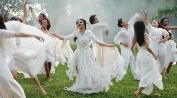 Penyanyi Yura Yunita turut mengikuti koreografi video musiknya yang dikonsep seperti gerak teatrikal oleh koreografer Siko Setyanto dalam lagu 
