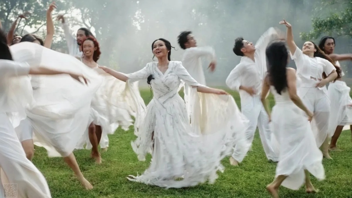 Penyanyi Yura Yunita turut mengikuti koreografi video musiknya yang dikonsep seperti gerak teatrikal oleh koreografer Siko Setyanto dalam lagu 